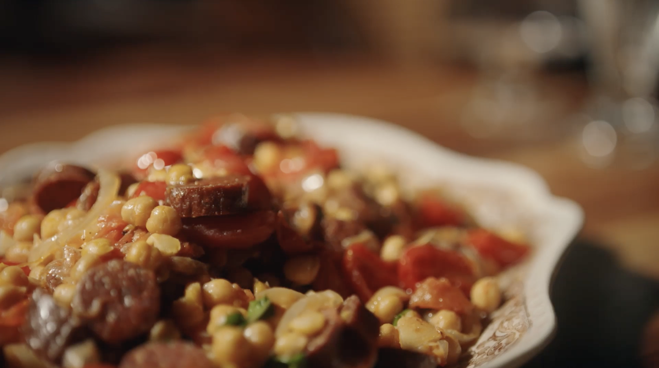 Warm kekerertjie-en-chorizoslaai